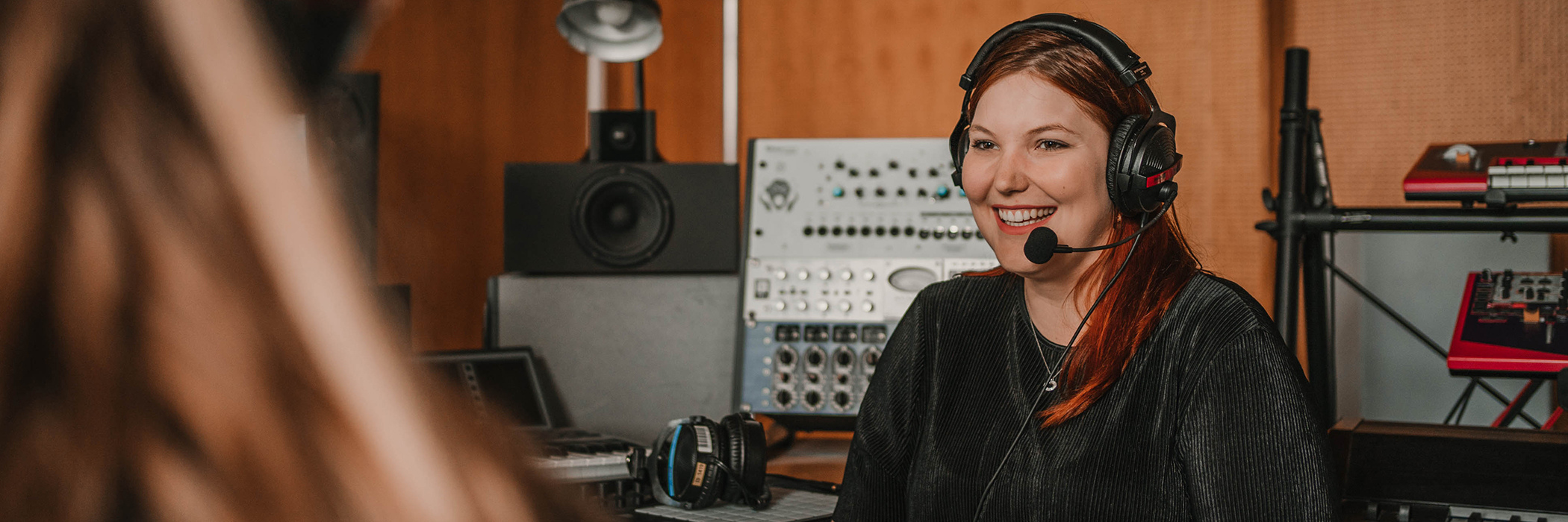 Blick hinter die Kulissen unseres Studien- und Berufsorientierungspodcasts "Studium und dann?": Moderatorin Sophia Overbeck im Aufnahmestudio. Redaktion: Leuphana GmbH