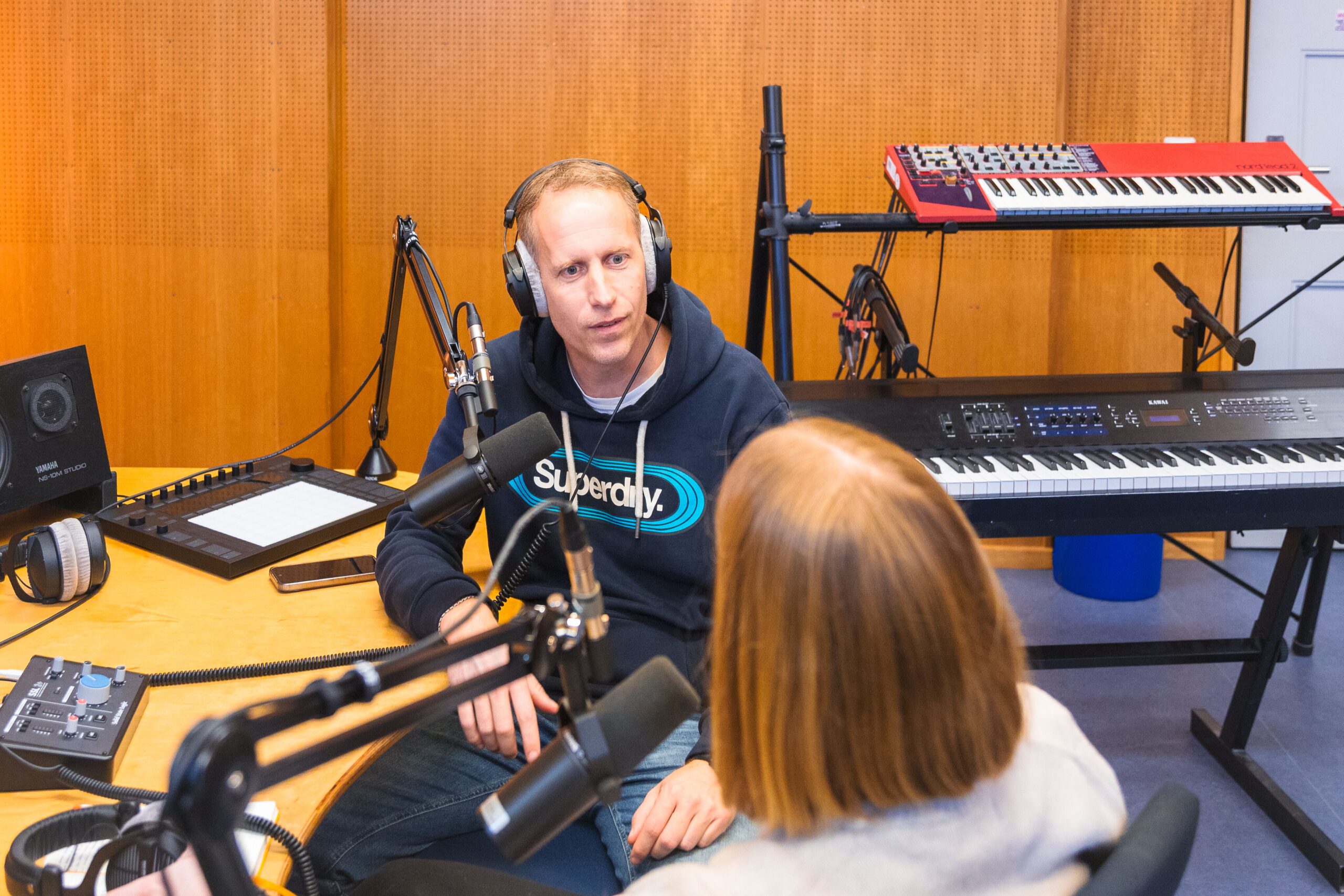 Blick hinter die Kulissen unseres Studien- und Berufsorientierungspodcasts "Studium und dann?": Redaktionsleiter Philip Dunkhase spricht im Studio mit Moderatorin Helena Minner. Redaktion: Leuphana GmbH