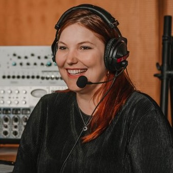 Die Gesichter hinter unserem Studien- und Berufsorientierungspodcast "Studium und dann": Head of Podcast und Moderatorin Sophia Overbeck Redaktion: Leuphana GmbH